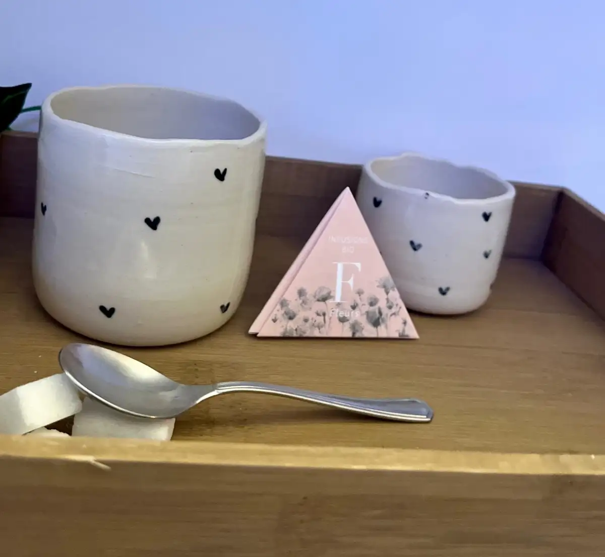 Tasse en grès Collection  "Coeurs Noirs"