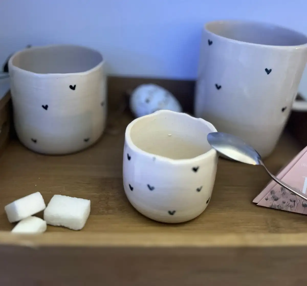 Tasse en grès Collection  "Coeurs Noirs"