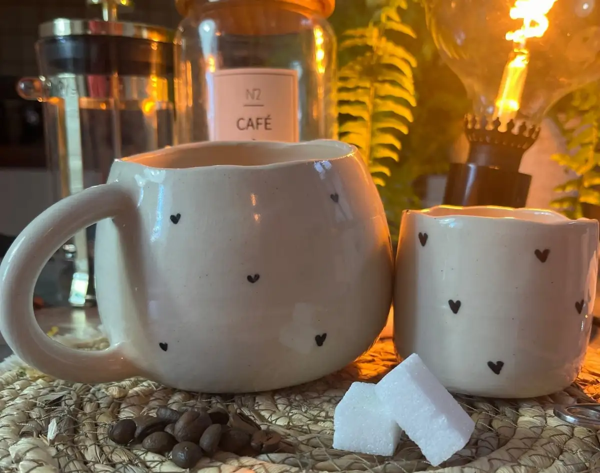 Tasse en grès Collection  "Coeurs Noirs"