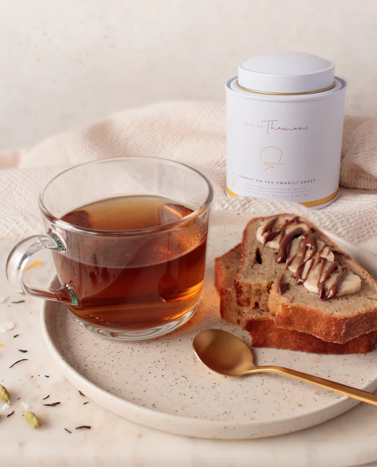 Thé Noir Sunset on the Swahili Coast - une version réinventée du Chaï  épicé : Thé noir Kényan, noix de coco & épices