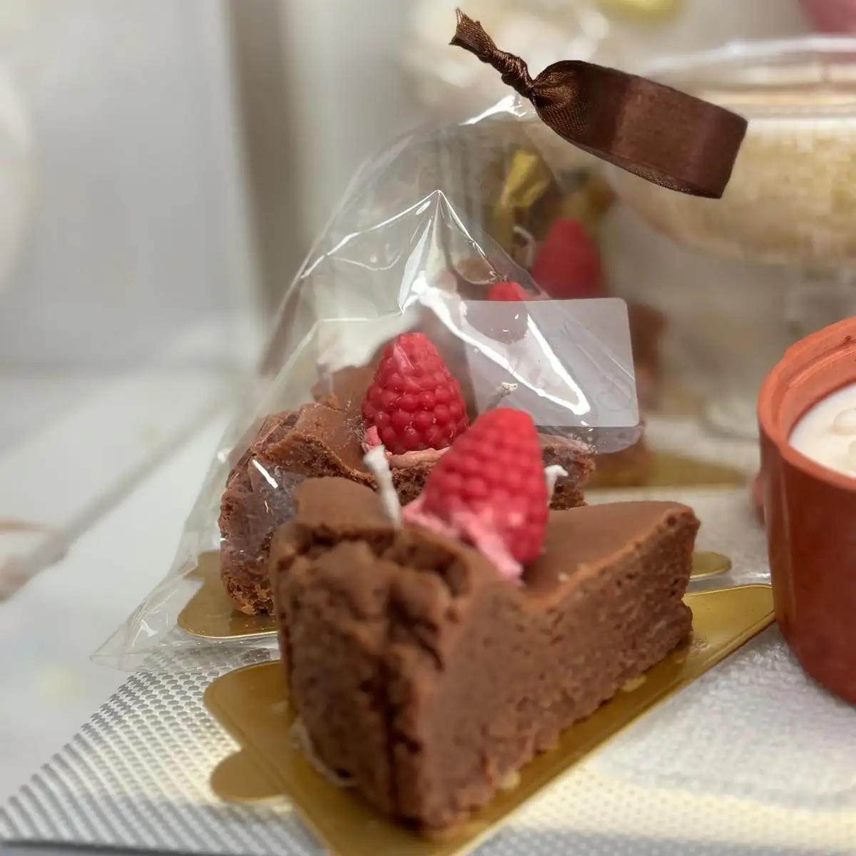 Bougie Part de gâteau chocolat & framboise - Nina Boutik